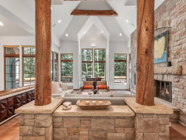 Luxurious Ski-in/ Ski-out Vacation Home - Family-Friendly Retreat